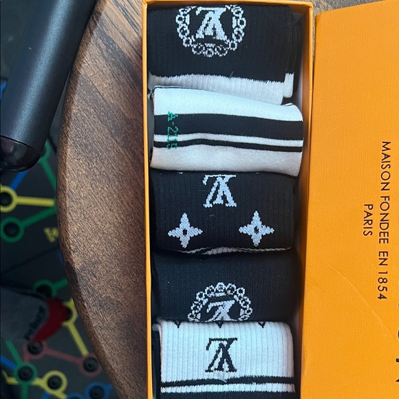 Louis Vuitton Black and White Socks Set - Picture 2 of 3